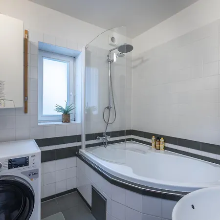 Unique 3 Bedroom Loft Walk To Vysehrad Πράγα