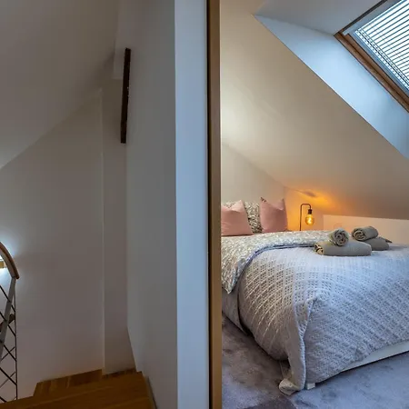 Unique 3 Bedroom Loft Walk To Vysehrad *