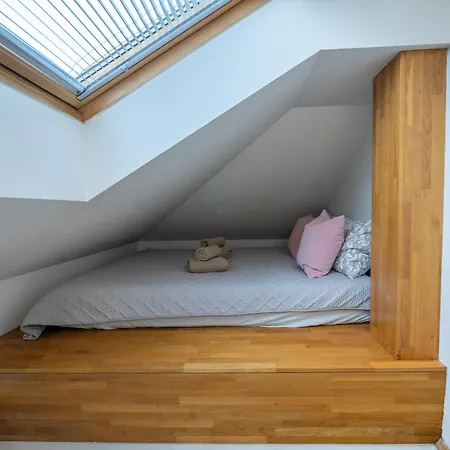 Unique 3 Bedroom Loft Walk To Vysehrad * Πράγα