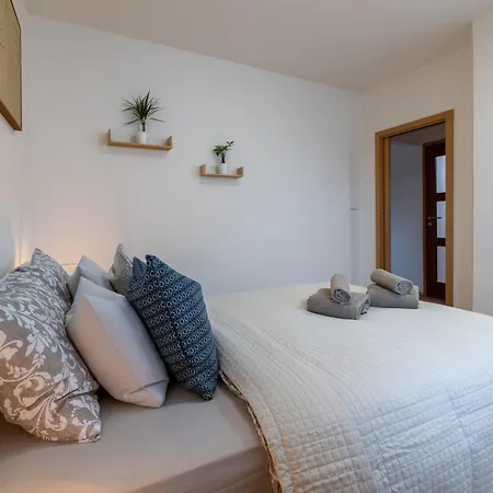 Unique 3 Bedroom Loft Walk To Vysehrad *