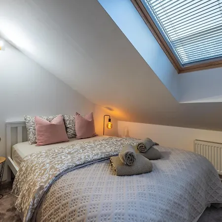 Διαμέρισμα Unique 3 Bedroom Loft Walk To Vysehrad *