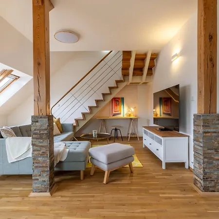 Unique 3 Bedroom Loft Walk To Vysehrad Lejlighed *
