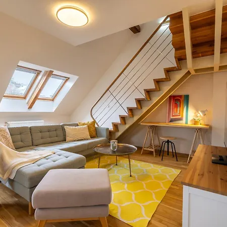 Unique 3 Bedroom Loft Walk To Vysehrad Lejlighed