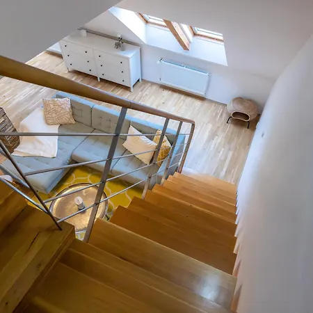 Unique 3 Bedroom Loft Walk To Vysehrad Lejlighed