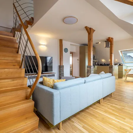 Unique 3 Bedroom Loft Walk To Vysehrad Lejlighed Prag